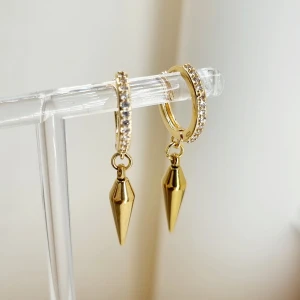 Handgjorda örhängen  - Handgjorda örhängen●Följ :@ekjewelryofficial🤲 ● 💎Material- 100% rostfritt stål ●Örhängeskrokar -rostfritt stål. Nickel fri. Längd -3cm. Vattentåliga, ändrar inte färgen! 