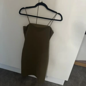 Grön klänning  - Sitter bra och bra skick 