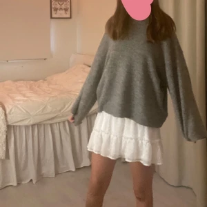 Söt kjol - Super söt kjol, kommer tyvärr inte till användning lika mycket som jag hade velat. Super bra skick och passar till allt. Super fin som topp också. PRIS GÅR ATT DISKUTERA