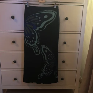 Set från Shein i XS - Setet består av en one shoulder topp och en långkjol. Materialet är stretchigt och bekvämt. Aldrig använt setet så det är som nytt. 