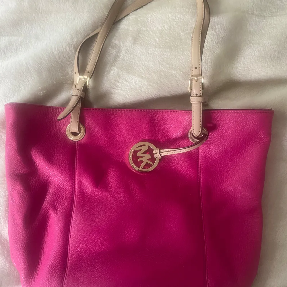 Rosa micheal kors väska som inte kommer till andvändning, inga synliga defekter 🌺 Mycket utrymme och perfekt i storlek speciellt om man ska andvända till skolan 💞. Väskor.