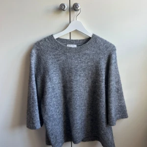 Other stories stickad tröja - Säljer denna jättefina stickade trekvartsärmade tröja från other stories i storlek S. I jättefint skick, nypris var ca 600, säljer för 200kr. Passar XS-M