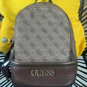 Guess ryggsäck  - Jättefin guess mini  ryggsäck ,lite sliten se på bild 3 annars jättefin skick 😍