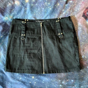 Burleska kjol - Kjol från Burlesk Strl XL, dock insydd Midja ca 41 cm tvärsöver Längd ca 38 cm Fint skick, använd en-två ggr