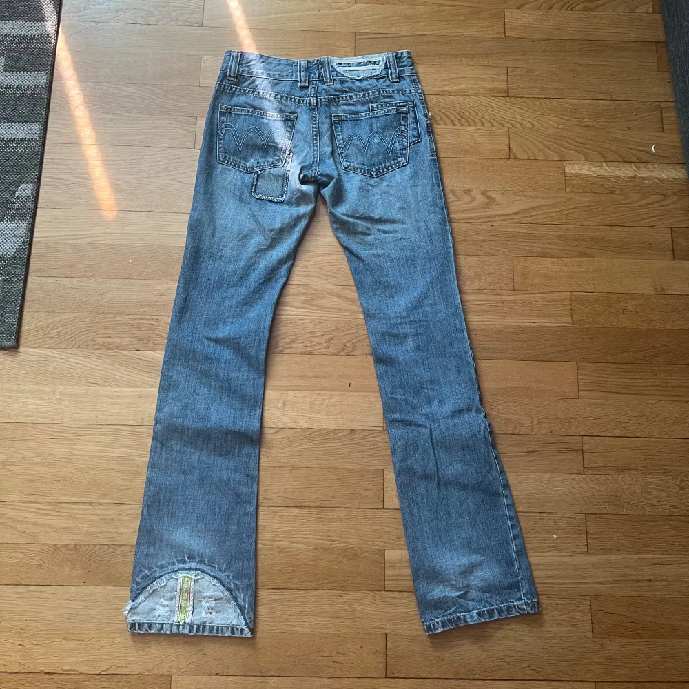 Unika lågmidjade jeans från 2000-talet. De har jättefina detaljer! Skicket är bra 👍 Ena fickan är lite konstig, skriv privat om ni vill ha ner bilder/ information😊 Midjemåttet är 36cm rakt över och innerbensmåttet är 79cm. Passar XS och S❤️. Farkut & Housut.