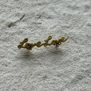 Love- örhängen  - Jag säljer mina Edblad love- örhängen då dom inte har kommit till användning, aldrig använda och är i bra skick. Har dock tappat en örhänges plupp men det följer med en annan som är väldigt lik