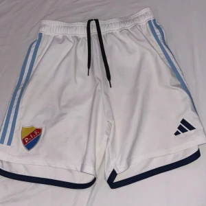 Djurgårn shorts - säljer djurgården shorts som är nyligen köpt och knappast använda då dom inte riktigt passade