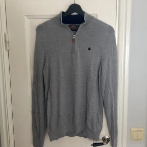 Grå tröja med dragkedja från Morris - Säljer nu min stilrena grå tröja från Morris i storlek M, tillverkad av 100% merinoull.  Köpt på care of Carl för 1,5. Skriv vid funderingar!