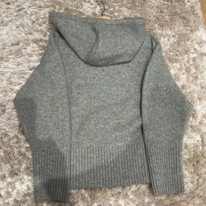 Zara hoddie - Jag säljer nu min gråa stickade hoddie från zara som är i nyskick och använd fåtal gånger, slutsåld överallt 