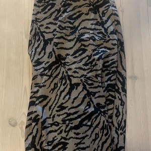 Mönstrad kjol från The Black Label Collection - En mönstrad kjol från lager 157 i strl xs. Kjolen har ett leopardmönster i svart och beige och är av lång modell. Helt oanvänd💓