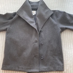 Skit snygg höst/vår kappa - Stl 158/164 passar xs🌟 andvänd i ca 1,5 år. Har du frågor eller vill ha bättre bild är det bara att fråga💕💕 (katt finns i hemmet) läs gärna min bio🙌