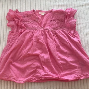 Super söt blus 💕💕 - Stl 158 164 från Gina tricot💕 andvänd 2 ggr 🌟 säljer pga att den inte riktigt kommit till användning 🌟materialet är i linnen