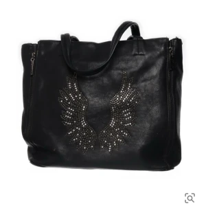 Väska -  köpt från Sellpy. Nästan allt skinn är borta vid handtaget, skriv och fråga om bild💗