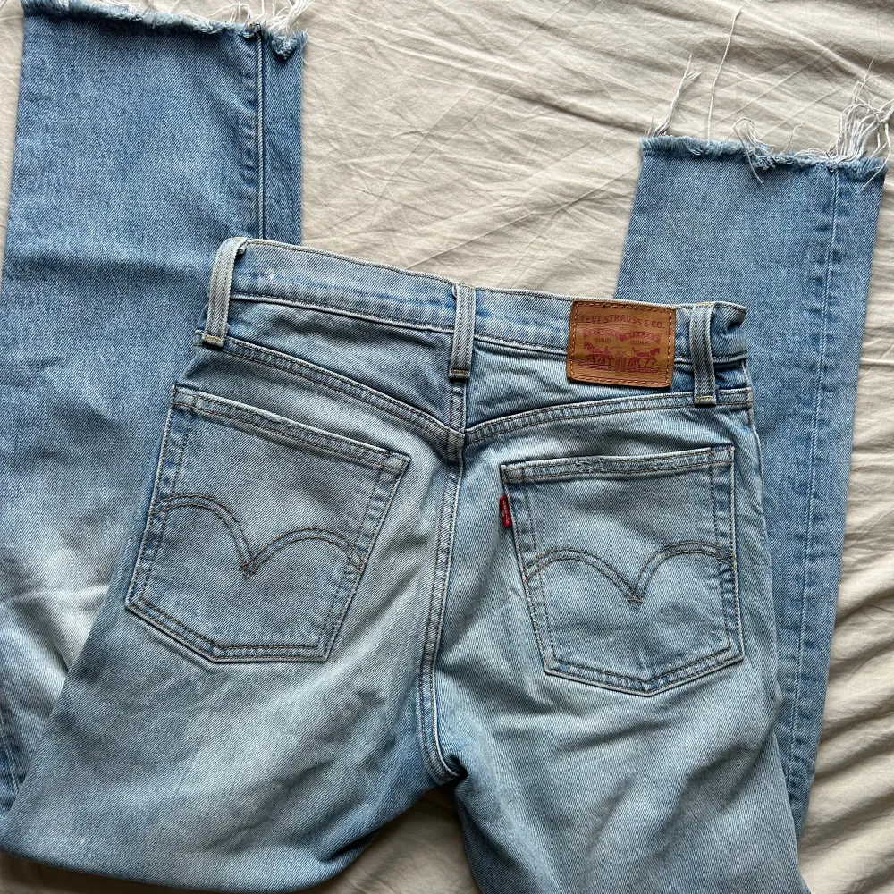 Säljer mina otroligt snygga Levis jeans på grund av att dom blivit för små för mig. Storlek 24, passar Xs. Jeans & Byxor.