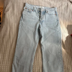 Jeans från Monki  - Storlek 34, straight fit.  Ljusblåa, använd 1 gång.