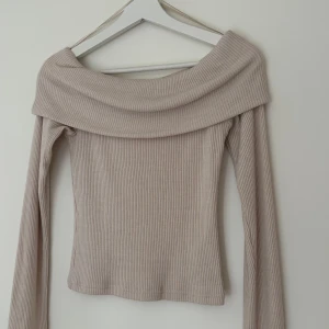 Off-shoulder tröja - Jättefin beige off-shoulder tröja