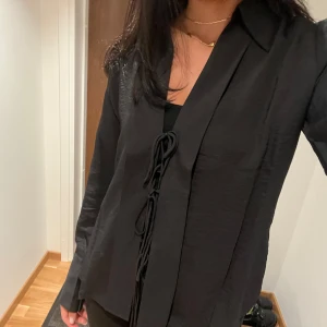 Svart blus  - Blus från mango, aldrig använd 💞 (Storlek L men funkar för M och S)