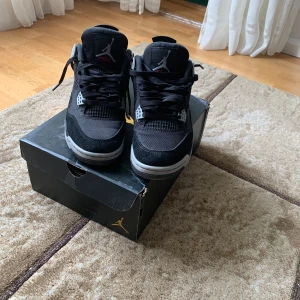 Jordan 4 black canvas - Jordan 4 black canvas 8.5/10 men är fortfarande i bra form  Priset kan sänkas genom snabba affärer 
