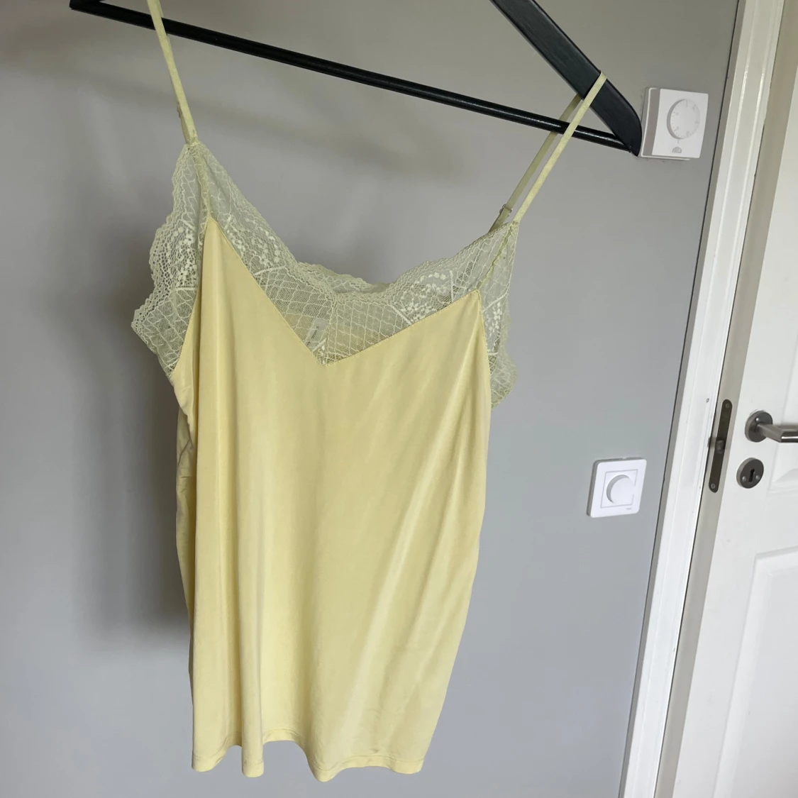 Ljusgult linne med spets