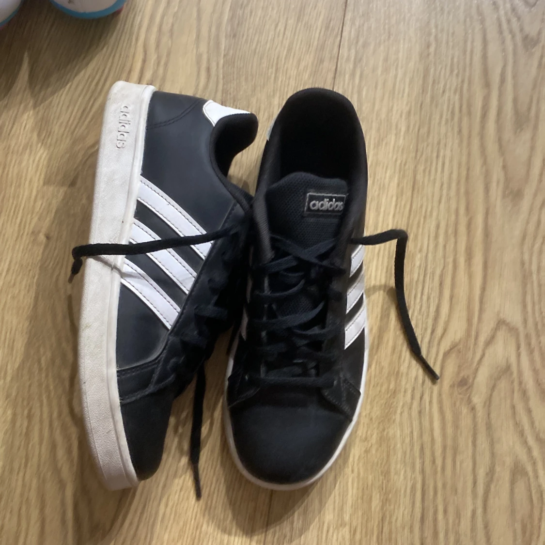 Svarta Adidas sneakers med vita ränder - 90