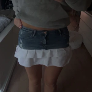Jeans kjol med volang - SJUKT SÖT jeanskjol med vit volang i linnetyg som jag sytt själv💓💓 midjemåttet: 36,5 och är elastisk❤️ pris kan diskuteras vid snabb affär!