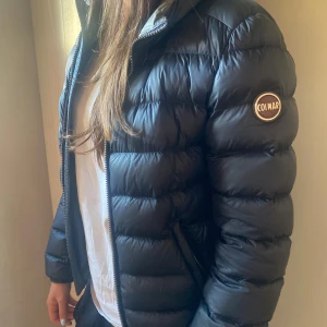 Colmar jacka - Hejjj, säljer min colmar jacka som är i toppen sick och har används sparsamt!! Den är i storlek 40 i colmars storlekar men passar en med storlek xs/s💗