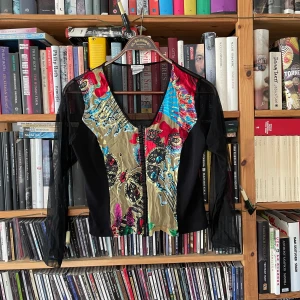 Mesch tröja - Svart genomskinlig tröja med jätte fint tryck och korsett framsida, använt några gånger men är fortfarande i fint skick