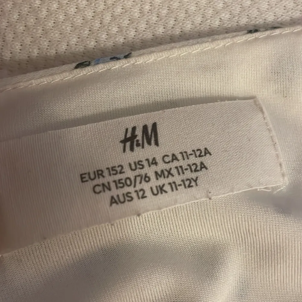Den är Blommig. Storlek 152 från H&M bra skick . Mekot.