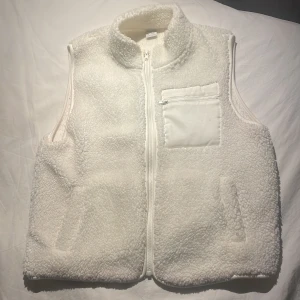 Vit fluffig väst! - En vit fluffig väst, supersöt. 📍Storlek: 146/152. Pris kan självklart diskuteras, och kontakta mig för flera bilder 💗