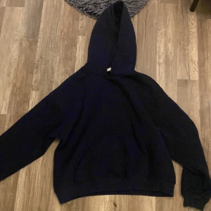 Gina Hoodie - Stl M Använd några gånger men är i bra skick och inte sliten alls. Antingen sälja eller byta mot en i xs.