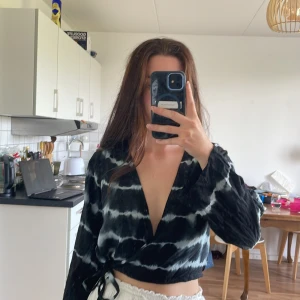 Summer blouse - Cropped linnen, black and white tie die