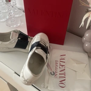 Valentino garavani skor - Skor köpta från valentino garavani , givetvis äkta skor , finns digitalt kvitto , skobox, dustbag samt oanvända extra skosnören , dem är fina i skick det är bara inuti hälen som finns missfärgat inget som syns utanpå skon , storlek 38 pris 3900 kr