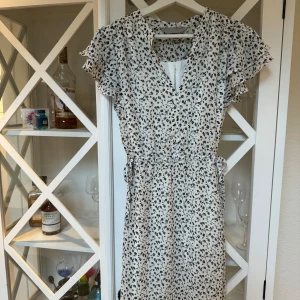 Söt mini klänning  - Med dragsko i midjan vilket gör den väldigt fin på