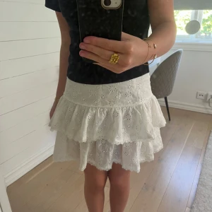 Gullig vit kjol - Jättefin vitt mönstrad kjol❣️Knappt använd, väldigt bra skick🙏🏼  Säljs pågrund av att den inte kommer till användning.