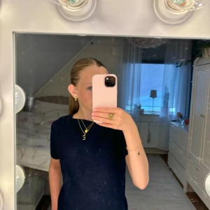 Merinoulls tröja💗💗 - Super snygg marinblå t-shirt i fintskick🫶🏻 Den är tjockare än en vanlig t-shirt eftersom den är gjord utav merinoull💕 Kontakta vid intresse💗