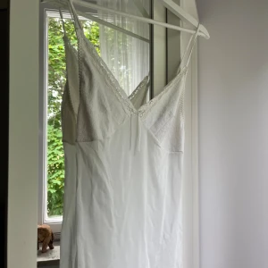 Nattlinne  - Vitt nattlinne från Twilfit, lite genomskinlig och söta detaljer. Storlek S 💕 