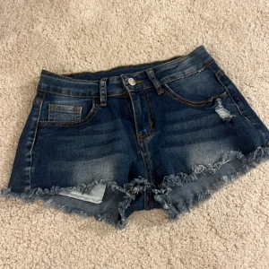 Snygga lågmidjade jeansshorts - Ett par super snygga lågmidjade jeansshorts där jag inte vet märke eller storlek då dom är köpta secondhand men skulle gissa på storlek xs/s