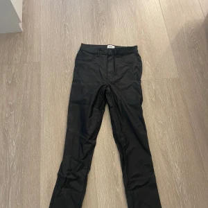 Svarta byxor - Säljer ett par svarta byxor i bra skick. De har en dragkedja och knappar framtill. Perfekta för både vardag och fest! 