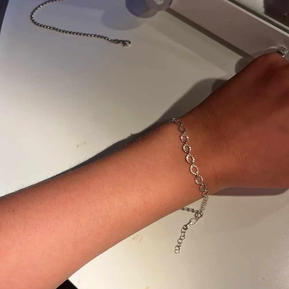 Jätte fint silver armband, vet inte vart det är ifrån.. Accessoarer.