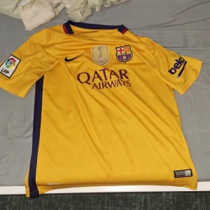 Gul fotbollströja från FC Barcelona - Hej säljer denna 2015/16 barca tröjan. Den är helt äkta med bra skick
