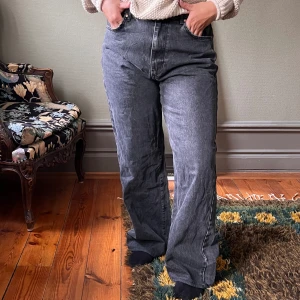 Jeans från Gina - Skit snygga jeans från Gina!  Storlek 44 passar mig som är 162 cm.