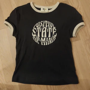 Cool graffic tee - T-shirt med tryck, står s men skulle säga mer åt xs