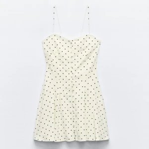 Prickig zara klänning - Säljer den här populära klänningen från zara då jag tycker den är lite kort för mig💓