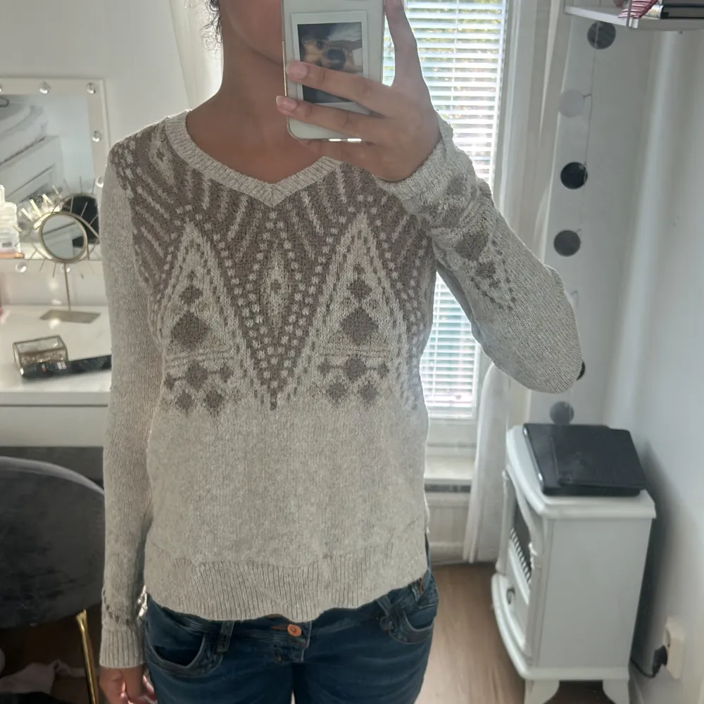 Super fin stickad tröja från hollister i storlek xs❤️ Säljer för den blivit lite tajt i ärmarna💕. Hoodies.