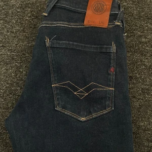 Replay anbass jeans - Ett par snygga mörkblåa Replay anbass i W28 L30. Helt nya endast testade, säljer då de är lite för små för mig. Skriv för frågor!