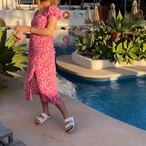 Sommarklänning  - Säljer pga. att jag inte använder den längre. Passar mig som är 160cm. Fintskick.