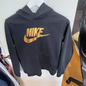 En jätte skön och bra passform svart hoodie från Nike. Den har inga defekter och är inte särskilt väll använd. Skriv för minsta lilla fundering eller intresse.