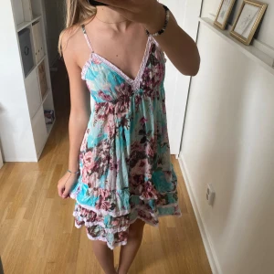 Sommarklänning - Jättefin klänning som jag köpt utomlands, i strl M men passar även s/xs, då jag är en xs, skriv vid frågor