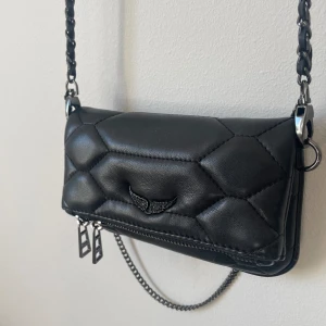 Zadig & Voltaire väska - Säljer min jättefina och relativt nya Zadig väska för den inte kommer till användning. Väskan är äkta och köpt på Zalando. 
