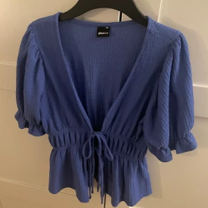 Blus - Blus med knytning och volangärmar💕